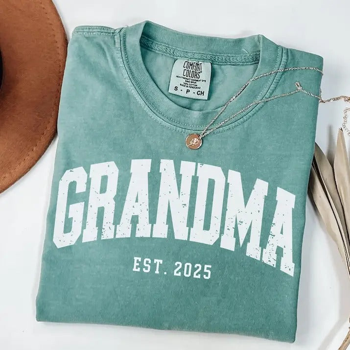 [CUSTOM YEAR] Grandma Est 2025 Comfort Colors Personalized Grandma Shirt Pregnancy Announcement New Grandmother T-Shirts, Hoodie, Sweatshirt
