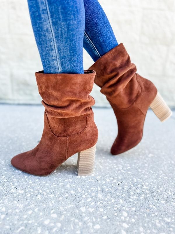 Chestnut Darby Slouchy Bootie T-Shirts, Hoodie, Sweatshirt | GrindPrints.com
