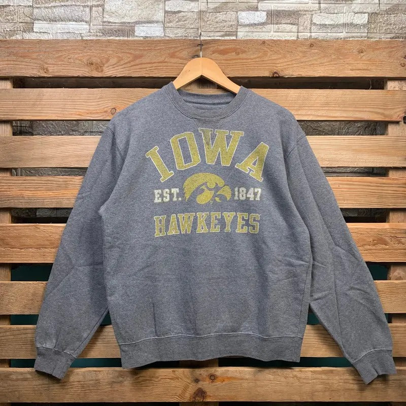 Vintage Ncaa Iowa Hawkeyes Sweatshirt Iowa Pullover Sweater Iowa Crewneck Jumper Iowa Hawkeyes Logo Graphic Grey Colour...